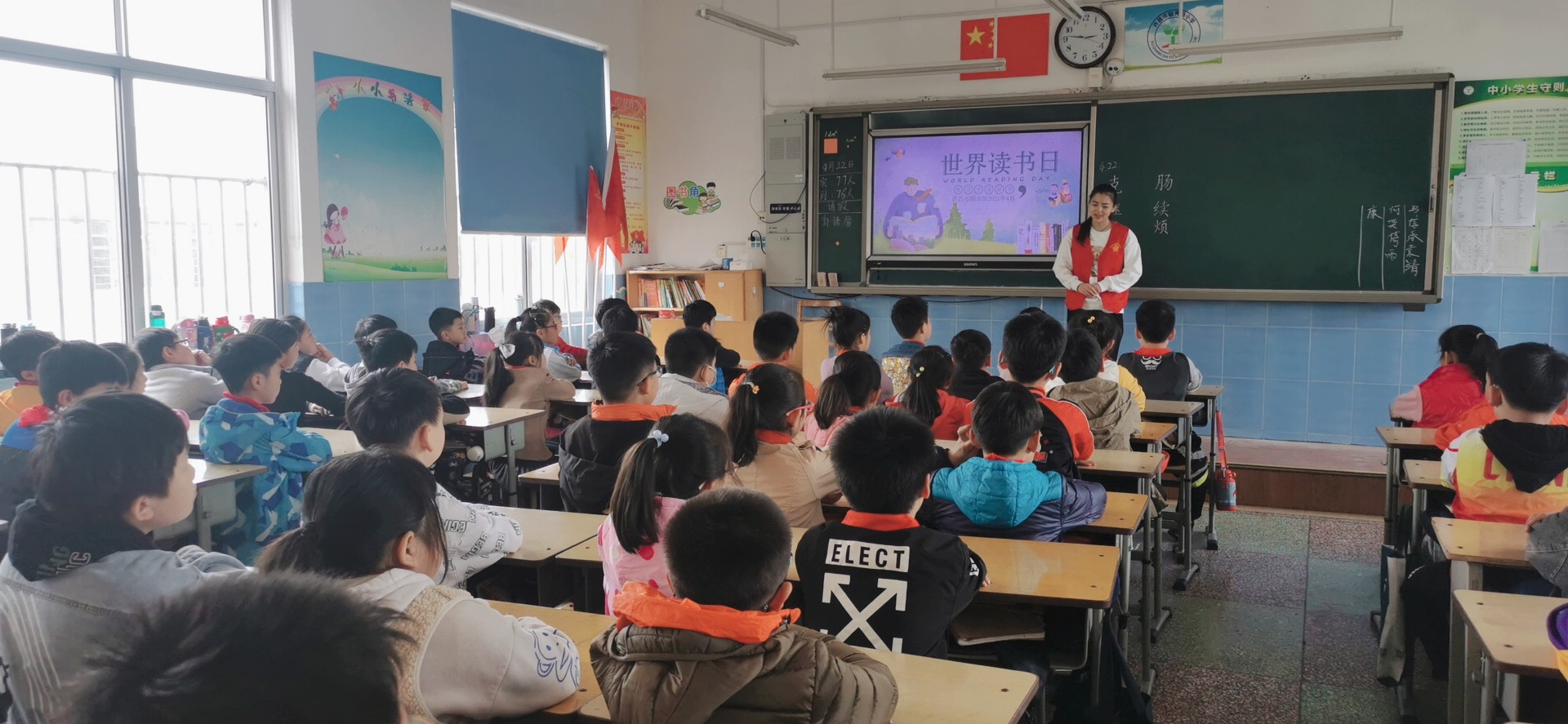 毓秀路小学的同学们在观看由许昌市图书馆制作的“世界读书日”视频.jpg